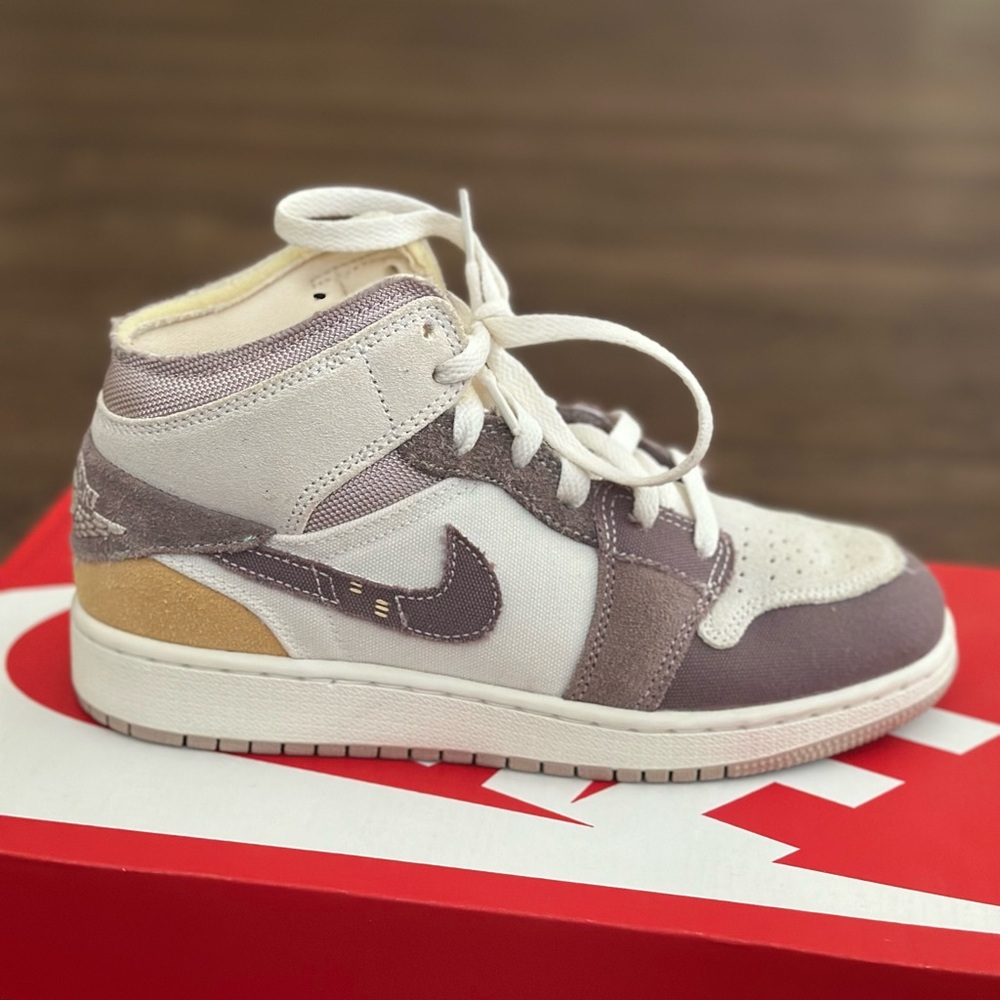 BIG KIDS' AIR JORDAN RETRO 1 MID SE CASUAL SIZE 4 kids